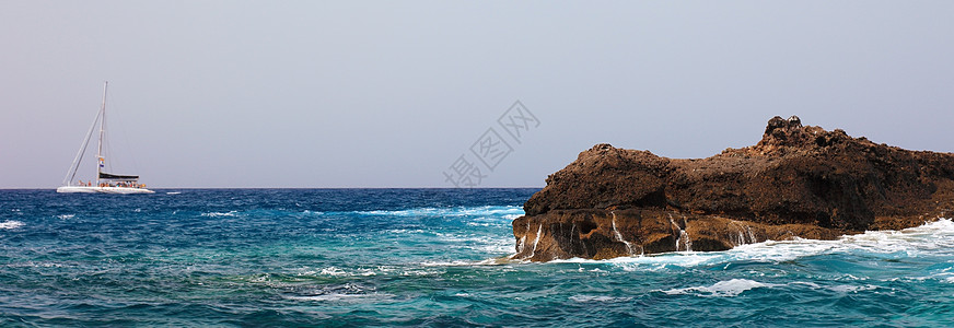 加那利岛特内里费附近帆船和岩石的全景图片