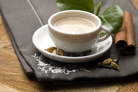 马萨拉沙伊茶杯时间牛奶玻璃杯红茶礼仪肉桂树叶粉红色小豆蔻图片