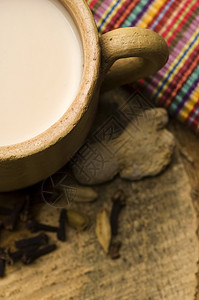 马萨拉沙伊香料粉红色牛奶茶杯玻璃杯树叶礼仪叶子小豆蔻红茶图片