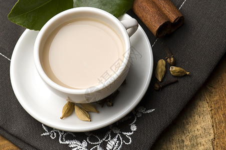 马萨拉沙伊泡茶小豆蔻叶子牛奶时间茶杯树叶红茶香料粉红色图片