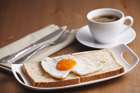 爱的形状煎蛋早餐食物油炸午餐营养盘子心形小吃图片