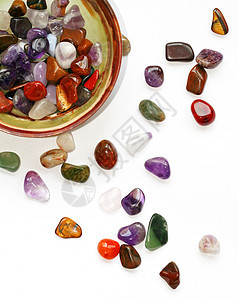 白色背景的宝石价值可贵玻璃蓝色卵石静物宏观紫色团体水晶紫晶石头图片
