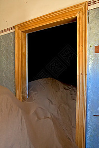 来自非洲北部Kolmanskop鬼城一栋房屋的门上背景图片