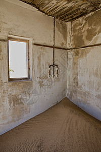 非洲的一栋满是沙子的房子图片