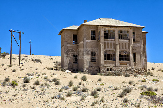 非洲北部附近Kolmanskop鬼城的房屋废墟中图片