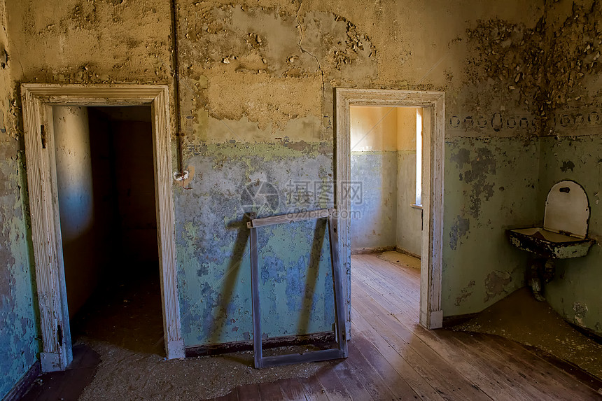 在Kolmanskop的幽灵镇非洲纳米比亚的一个老房子内图片