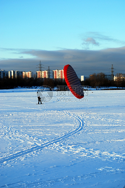 在冰冻湖上下雪图片