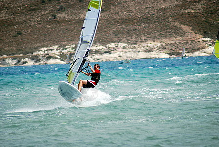移动时的风向浪者风帆火鸡飞溅海浪男人木板冲浪运动背景图片