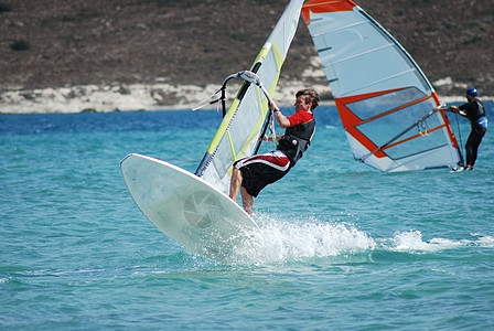 移动时的风向浪者海浪冲浪男人火鸡飞溅木板风帆运动图片
