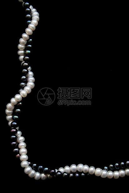 黑色天鹅绒上的白珍珠和黑珍珠魅力展示白色细绳项链奢华光泽度象牙宝石手镯图片