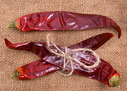 色彩多彩的红色胡椒黄色麻布食品绿色食物辣椒紫色棕色市场生产图片