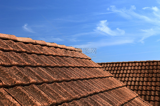 旧式的屋顶和美丽的蓝色天空 抽象照片作为反光图片