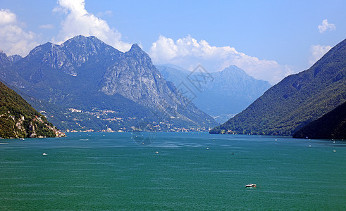 瑞士湖和阿尔卑斯山 光滑的欧洲图片