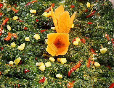 菠菜沙拉食物用餐营养菠菜玉米香肠美食盘子沙拉餐厅图片