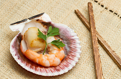 烤虾和扇贝开胃菜餐厅海鲜树叶扇贝背景