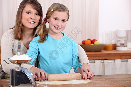 母亲和女儿一起做饭烹饪糕点蛋糕孩子饼干厨房女性乐趣帮助微笑图片