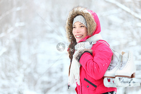 在雪中溜冰的冬天女人图片