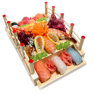 以桥为形式的木架上一套寿司柠檬美味蔬菜团体拼盘鱼片文化午餐萝卜晚餐图片