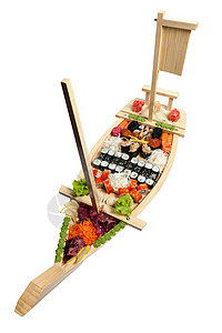 木板上的一套寿司 以船的形式团体蔬菜海鲜午餐萝卜晚餐食物拼盘鱼片美食图片