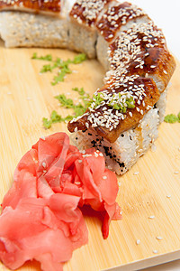 龙形的滚动美食食物美味小吃绿色寿司白色图片