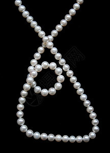 黑天鹅绒上的白珍珠天鹅绒白色项链奢华展示珍珠丝绸礼物珠子黑色背景图片