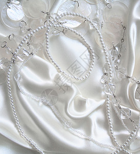 白珍珠和小蜜蜂 在白色丝绸上 作为婚礼的回礼手镯女性化珠子魅力珍珠象牙珠宝细绳奢华礼物图片