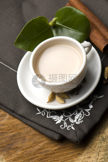 马萨拉沙伊茶杯牛奶小豆蔻礼仪树叶肉桂香料粉红色泡茶时间图片