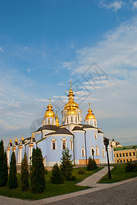 乌克兰基辅圣迈克尔修道院金子大教堂蓝色文化历史寺庙公园英石长椅旅行背景图片