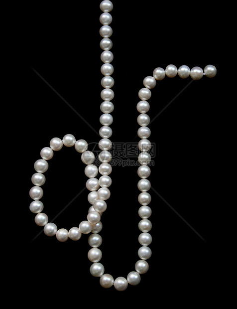 黑色天鹅绒背景上的白珍珠女性化宝藏手镯光泽度象牙项链珠宝珍珠细绳奢华图片