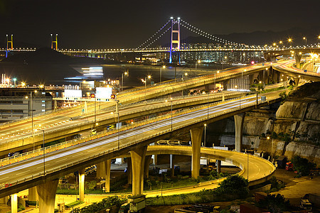 夜间高速公路和桥梁交通建筑驾驶运输速度景观蓝色城市旅行天空图片