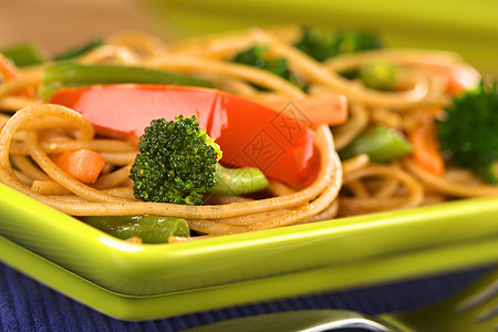 蔬菜食谱照片午餐油炸绿色面条水平硬粒红色食物小麦图片
