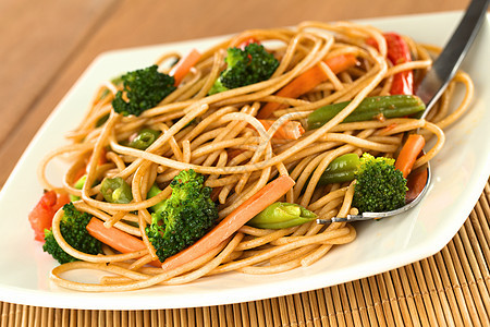 蔬菜食谱水平油炸午餐食物硬粒小麦照片面条红色绿色图片