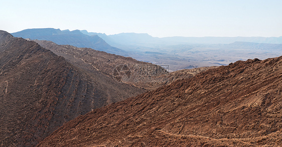 位于以色列内盖夫沙漠的大克拉特峡谷丘陵旅行风景岩石悬崖爬坡陨石内盖夫侵蚀踪迹图片