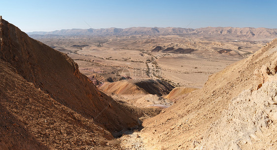 位于以色列内盖夫沙漠的大克拉特峡谷环境踪迹天空风景石头远足砂岩山脊蓝色橙子图片