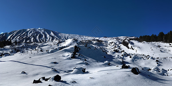 西西里 埃特纳火山上冬季积雪覆盖的拉瓦地巨石天空顶峰森林高度流动蓝色全景场地石头图片