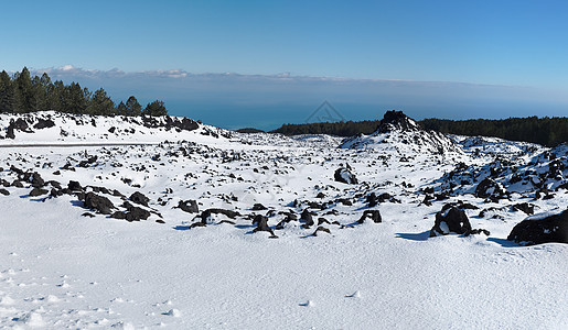西西里 埃特纳火山上冬季积雪覆盖的拉瓦地森林顶峰全景场地陨石石头流动巨石树木蓝色图片