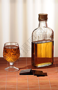 瓶装威士忌橙子巧克力食物桌子酒杯糖果瓶子甜蜜豪饮餐巾图片