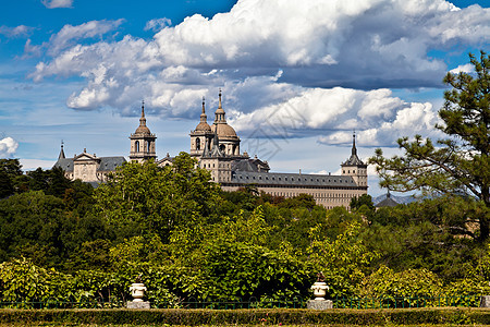 西班牙圣洛伦佐德埃尔埃斯科里亚修道院风景季节灌木植物环境活动生态天空针叶盒子图片