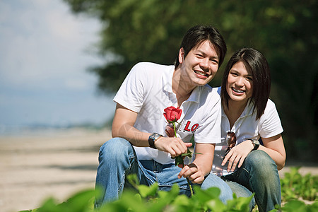 男孩给他漂亮的女朋友 送上美丽的玫瑰图片