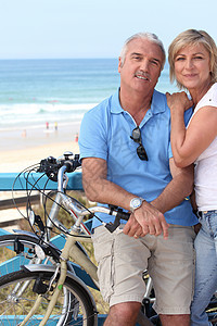 中年夫妇在海边骑自行车图片