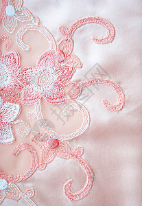 优雅粉色丝绸上的花蕾图片