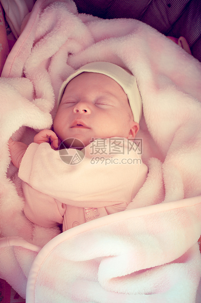 睡觉的婴儿粉色休息情感说谎水平绿色孩子时间新生手臂图片
