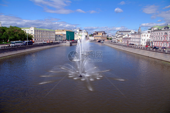 俄罗斯莫斯科奥布多尼河沟中的不老泉季节美丽正方形运输天空城市喷泉渠道反射屏幕图片