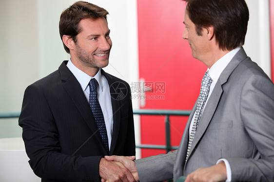 商务人士握手握手眼睛经理导演同事白色男性工作微笑头发棕色图片