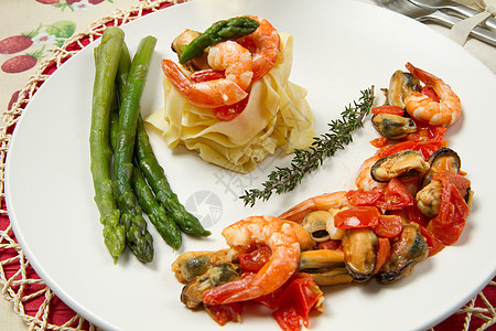 加虾 贝类和新鲜羊排的意大利面白色馅饼海鲜主菜桌子盘子对虾营养餐厅配菜图片