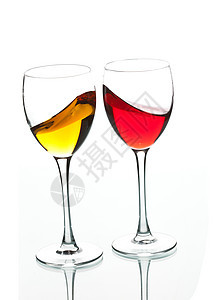 2个杯子酒厂玻璃液体饮料黄色酒杯红色白色高脚杯派对图片