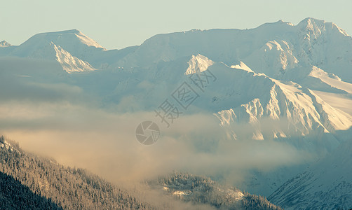 阿拉斯加的雪覆盖山脉图片