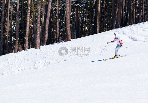 滑雪机在斜坡上坠落图片