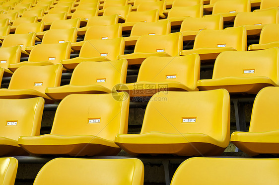 体育场黄色空塑料座位图片