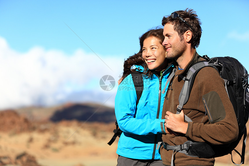 远足夫妇旅行朋友们男人游客夫妻天空蓝色女性情侣远足者图片